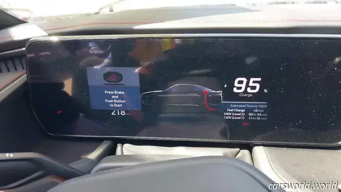 El primer Dodge Charger EV Destrozado Está Listo para su Intercambio Hemi V8