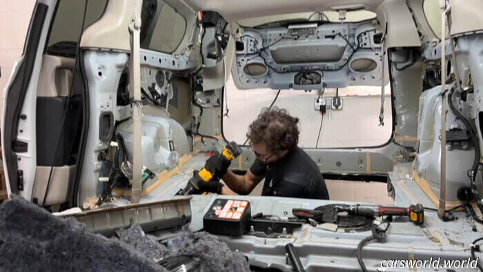 Вот Pacifica с двигателем Hellcat, потому что Chrysler пока ещё не сделал такую.