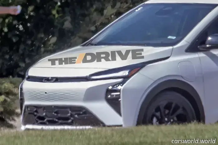 La Chevy Bolt 2027 avvistata: sembra più un restyling che un completo ridisegno.