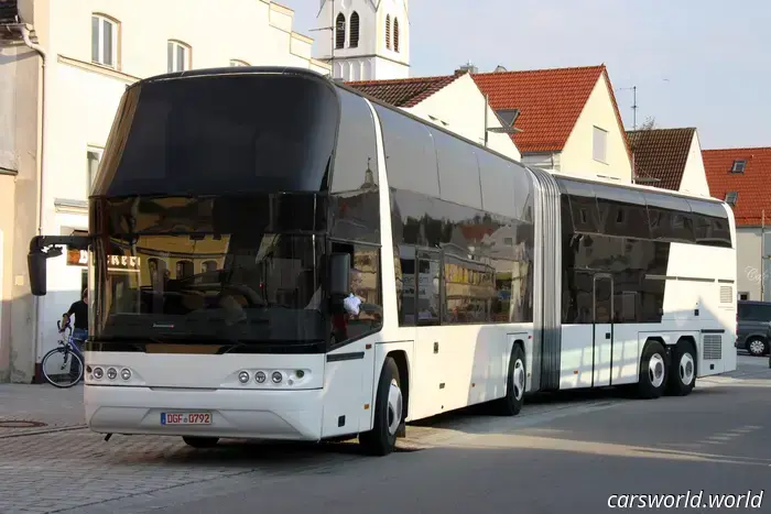El Neoplan Jumbocruiser Era un Autobús Furtivo de Dos Pisos con Capacidad para Más de 100 Pasajeros.