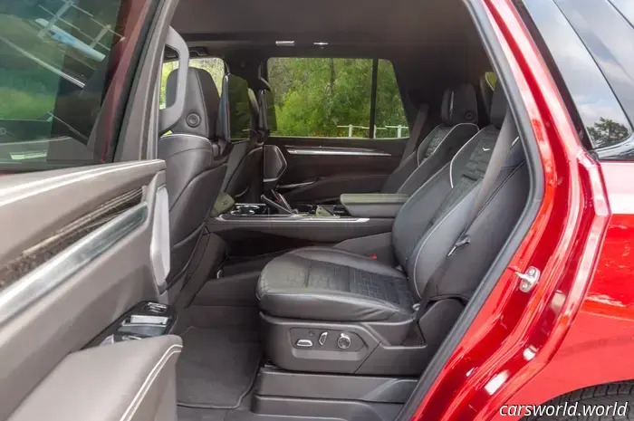 Обзор Cadillac Escalade V 2025 года: он вам не нужен, но вы его хотите