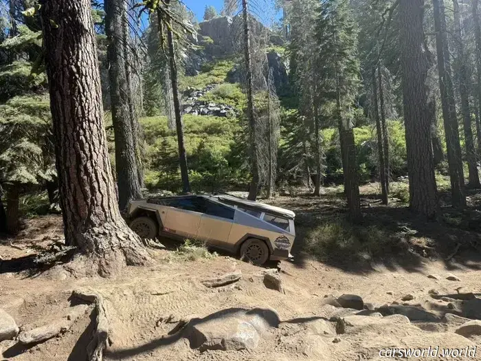 Un Tesla Cybertruck averiado está atascado en el Rubicon Trail ahora mismo.