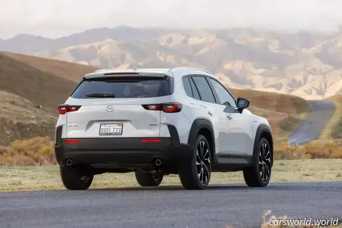 Il modello più divertente di Mazda ha appena superato in vendite la sua versione hatchback, e la differenza è enorme | Carscoops