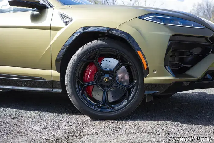 2025 Lamborghini Urus SE Recensione: Il Super SUV Unapologetically sciocco