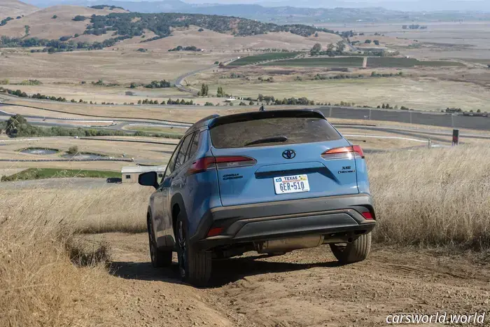 2026 Toyota Corolla Cross — Prima prova su strada: scegli l'ibrido