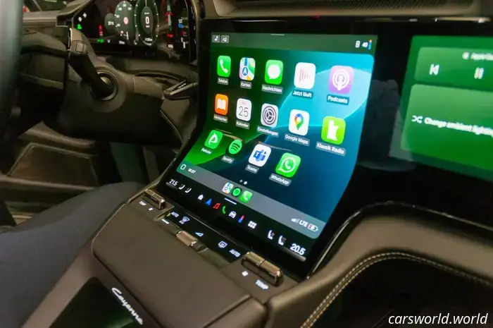 Come l'abitacolo della Porsche Cayenne Electric del 2026 fonde il passato analogico con il futuro dei touchscreen curvi
