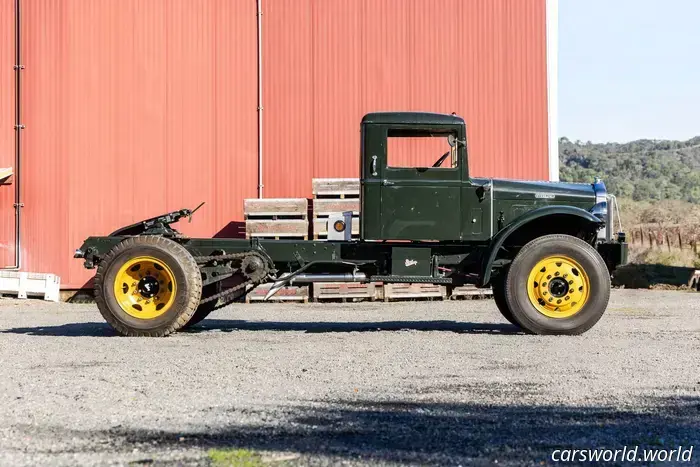 Questa incredibile collezione di rari autocarri da lavoro antichi andrà all'asta