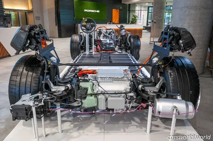 Los dos puertos de carga del Porsche Cayenne EV son como volver a vivir el caótico cambio a USB-C.