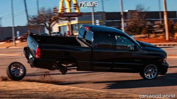 Dodge Ram SRT-10 pierde una rueda en un accidente de Cars and Coffee