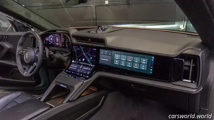 Come l'abitacolo della Porsche Cayenne Electric del 2026 fonde il passato analogico con il futuro dei touchscreen curvi