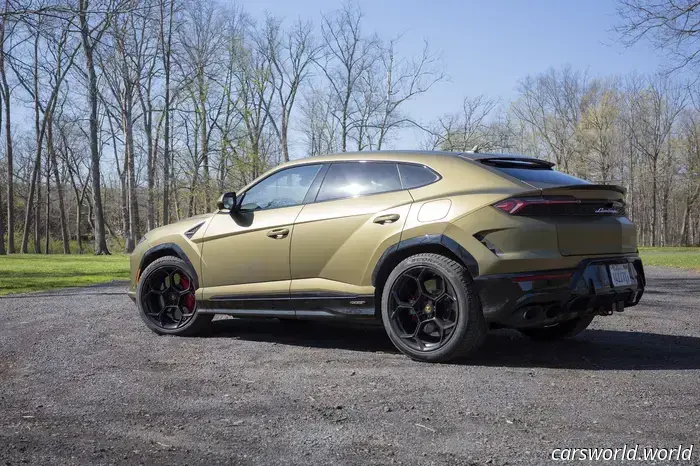 2025 Lamborghini Urus SE Recensione: Il Super SUV Unapologetically sciocco