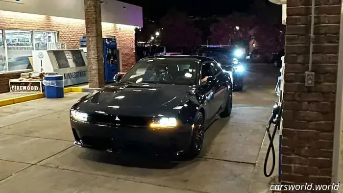 Un conductor de un Dodge Charger eléctrico recibió una multa por un escape ruidoso.