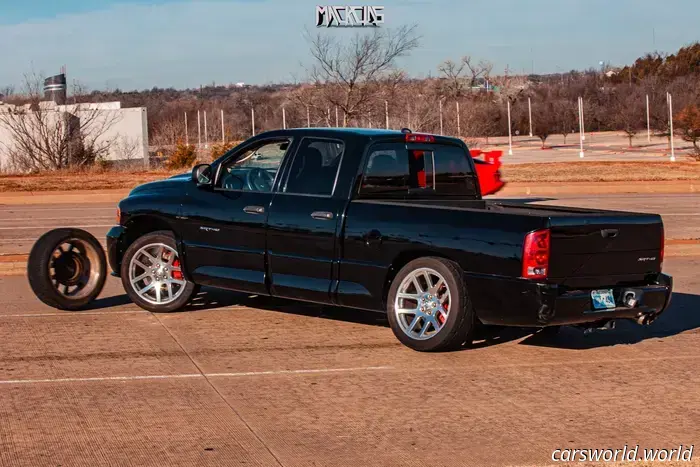 Dodge Ram SRT-10 pierde una rueda en un accidente de Cars and Coffee