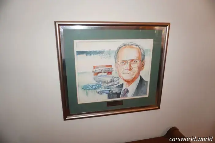 El Ex CEO de Ford Tenía Esta Magnífica Pintura de Tauro Colgada en Su Mansión de Detroit