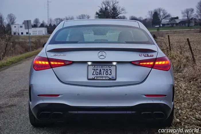 Guidata: Mercedes-AMG C63 S E Performance perde la sua anima alla ricerca della velocità