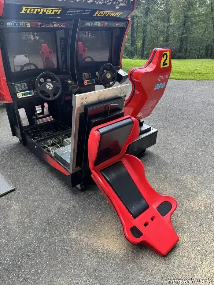 Este simulador Ferrari F355 en venta representa la cima de las carreras retro en simulación.