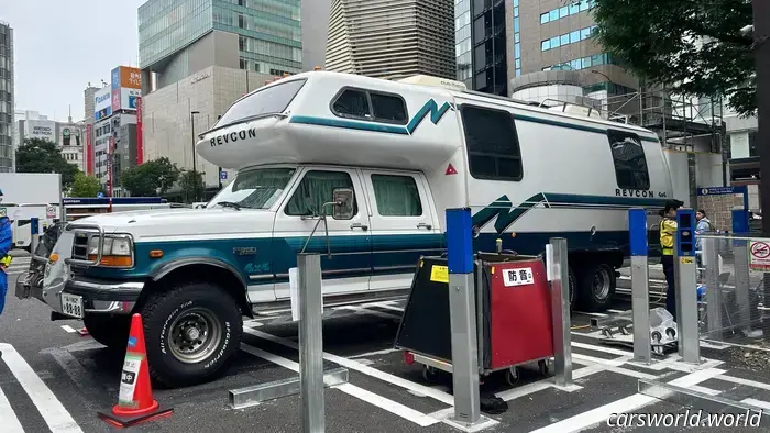 Questo gigantesco camper Ford a sei ruote ha vissuto a Tokyo per anni e viene ancora guidato