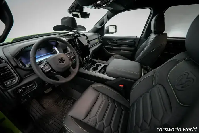 Ram спроектировала собственный держатель ковбойской шляпы на приборной панели