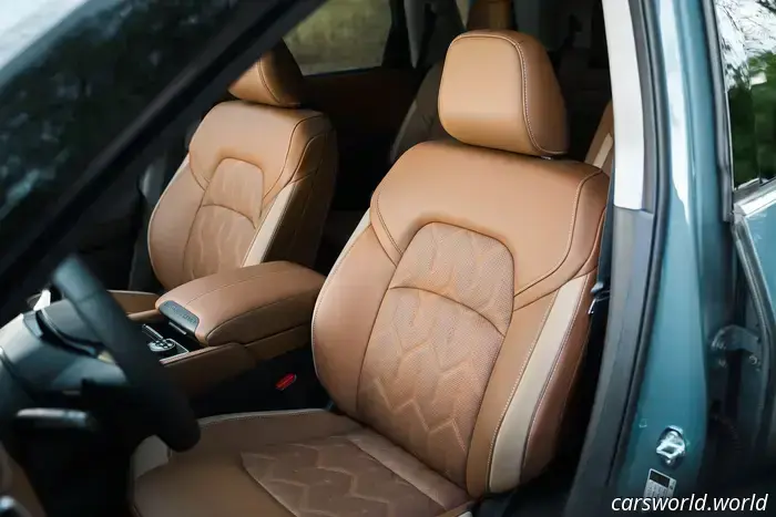 Nissan Pathfinder 2026 года получает новые технологии, но сохраняет все желаемые кнопки.