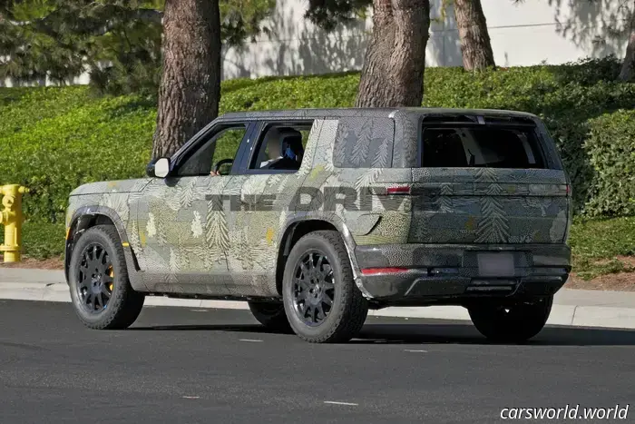 2026 Rivian R2 avvistato con finestra posteriore a scomparsa simile a quella del 4Runner abbassata