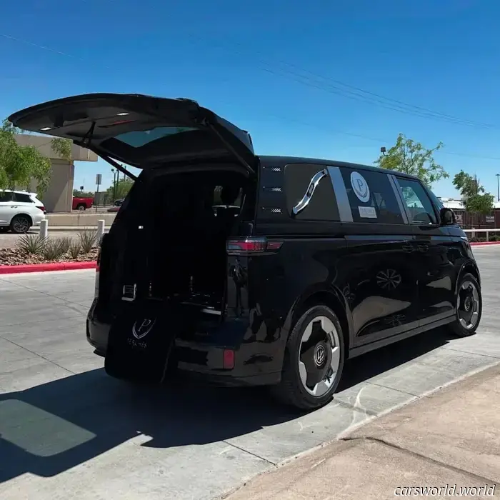Alguien convirtió el Alegre Zumbido del VW ID en un Coche Fúnebre