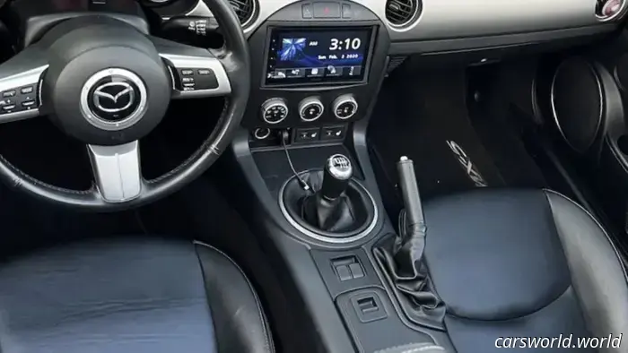 Lui ha trasformato la sua Miata in un lavoro secondario insegnando agli appassionati a guidare con il cambio manuale. Ti pagherà per fare lo stesso.