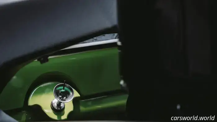 Этот Aston Martin DBS 1971 года превратился в совершенно новый масл-кар.