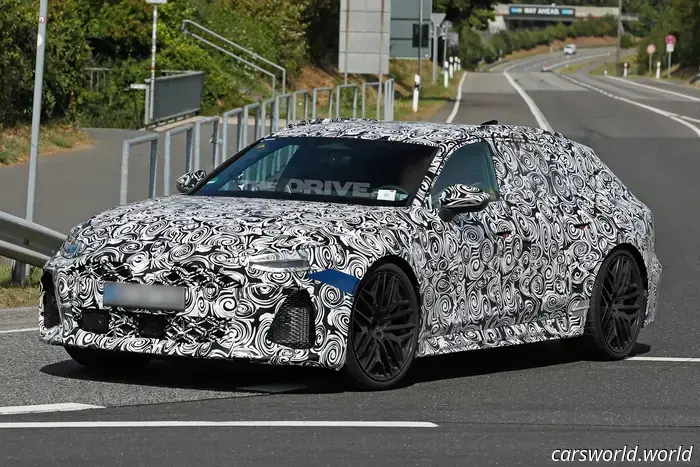 La prossima generazione dell'Audi RS6 Avant è stata avvistata in prova al Nürburgring e sembra un ibrido plug-in (PHEV).