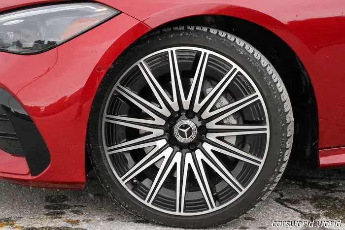 El Mercedes-Benz CLE300 Demuestra Que Las Pantallas No Son Un Lujo