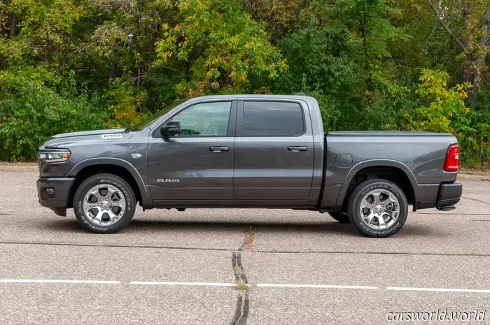 Recensione della Ram 1500 Hemi V8 2026: peggiore dell'Hurricane I6, ma fa un sacco di rumore