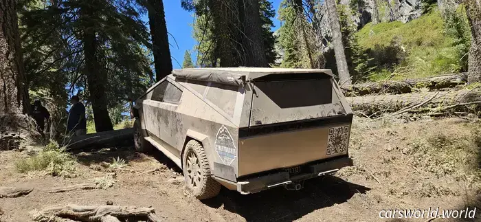 Un Tesla Cybertruck averiado está atascado en el Rubicon Trail ahora mismo.