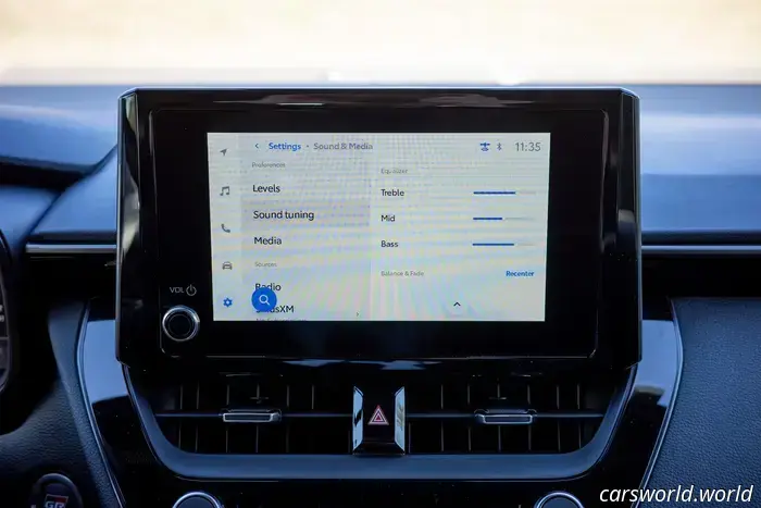 Perché alcuni impianti audio delle auto nuove fanno proprio schifo?