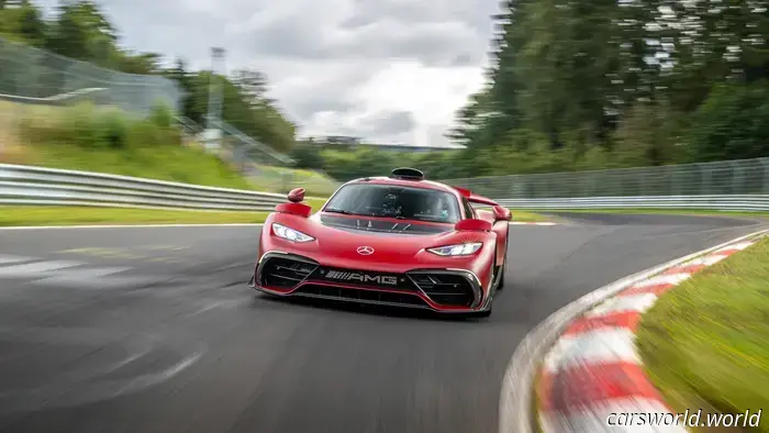 El muy complicado hipercoche Mercedes-AMG One tiene un problema de incendio.