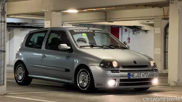 Questa felice Renault Twingo corre la famosa tortuosa 24 ore del Nurburgring