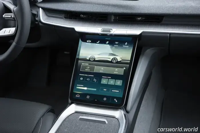 Lucid Air Touring делает так много правильно, что проще простить то, что он делает неправильно. К тому же, ты его видел?