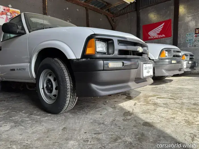 Se Suponía Que Estas Camionetas Eléctricas Chevy S-10 De 1998 Debían Ser Destruidas. Este Tipo Salvó Tres