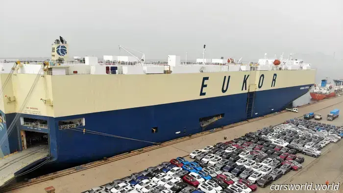 Dentro del Buque de Carga de 650 Pies de Hyundai Atracado en la Fábrica de Automóviles Más Grande del Mundo