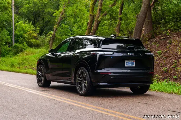 Análisis del Chevrolet Blazer EV SS 2025: veloz, poco orientado al deporte, y cumple con lo esperado.