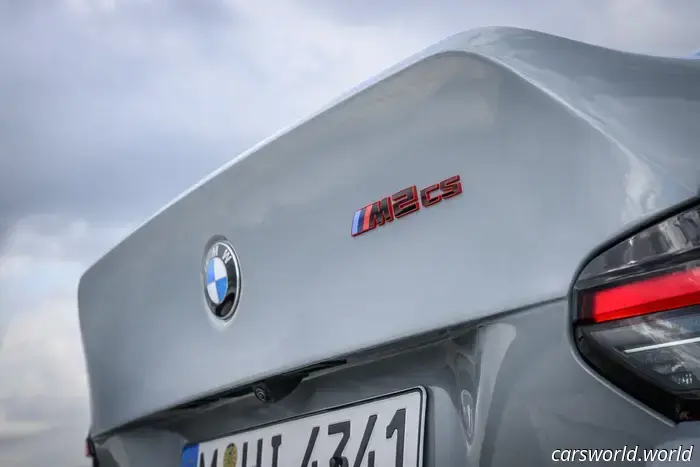 2026 BMW M2 CS è 100 libbre più leggero e aggiunge 50 CV ma perde il manuale