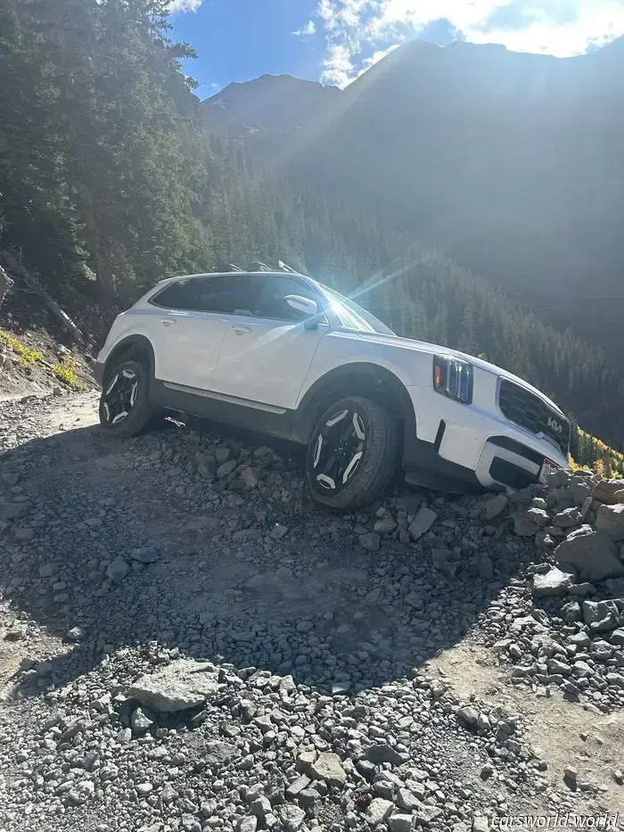 Турист в Kia Telluride чуть не сорвался с перевала Блэк-Бэр, вынудив закрыть тропу.