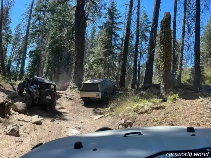 Un Tesla Cybertruck averiado está atascado en el Rubicon Trail ahora mismo.