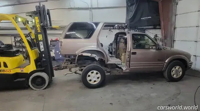 La costruzione di questo camion da lavoro Oldsmobile Bravada a pianale ha richiesto 500 ore. Mostra