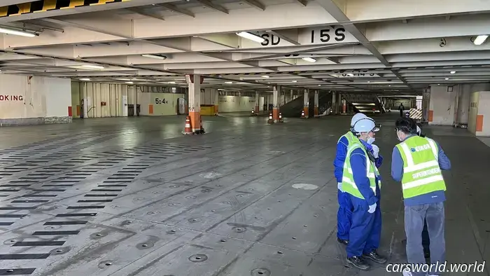Dentro del Buque de Carga de 650 Pies de Hyundai Atracado en la Fábrica de Automóviles Más Grande del Mundo