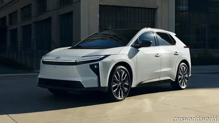 El vehículo eléctrico de Toyota acaba de abaratarse en $2,000 y ha mejorado en todos los aspectos.