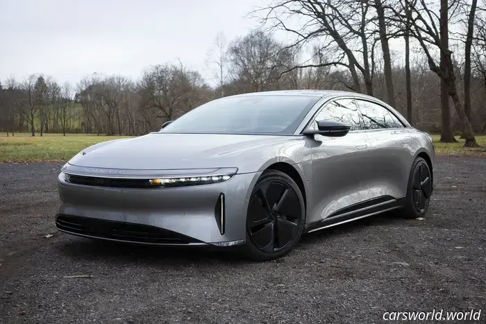 La Lucid Air ha uno schermo che vorrei avessero tutte le auto