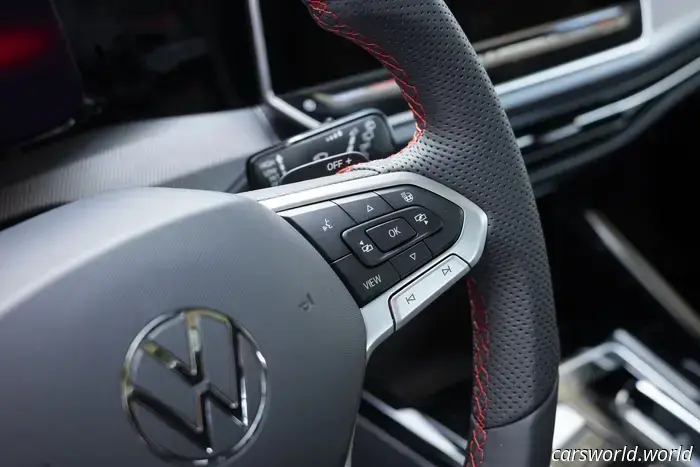 El Nuevo VW Golf R No Tiene los Botones del Volante del GTI por una Razón Molesta