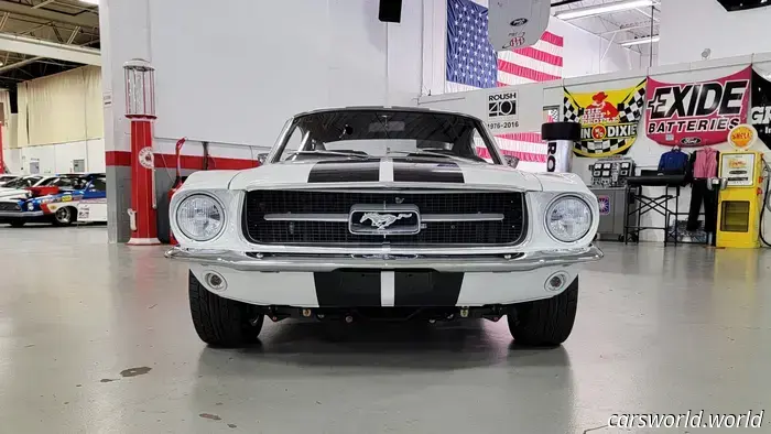 «Ghost» es un Ford Mustang de 1967 valorado en $362,000 con un sonido de motor bellamente inquietante