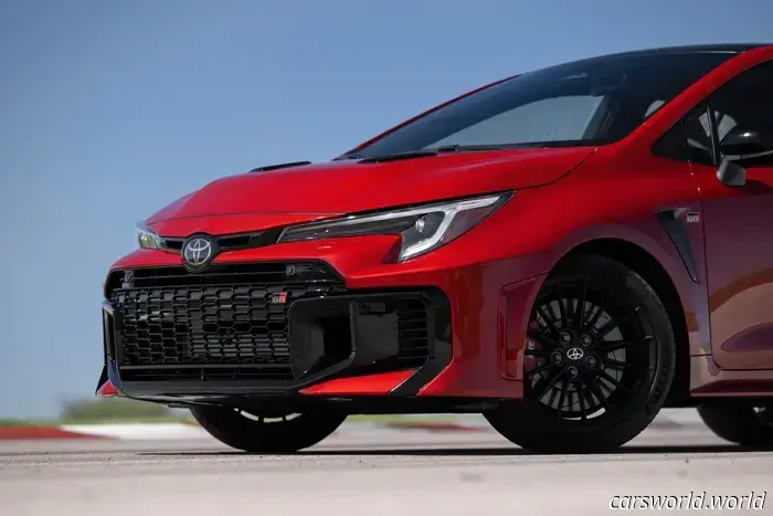 Prueba automática vs. manual del Toyota GR Corolla 2025: ¿Sigue siendo bueno Sin un palo?