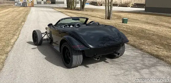 Questa officina ha trasformato la Plymouth Prowler in una Hellcat pronta all'uso.