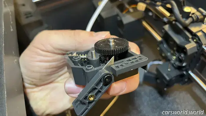 Ho appena acquistato questa stampante 3D da 300 dollari e sto già realizzando i pezzi per la mia auto.